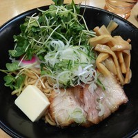 「ヘルシー一平そば中盛＋バター＋貝割れ」@油ソバ専門店 一平ソバの写真