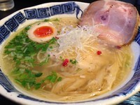 「つくば茜鶏らぁめん800円＋ローストチャーシュー」@龍のひげの写真