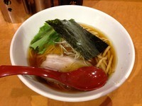 「香彩鶏だし醤油らーめん＋サッポロ黒ラベル」@麺屋 翔 西新宿本店の写真