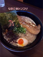 「赤とんこつ」@東京目黒豚骨ラーメンなおじ 田部井町店の写真