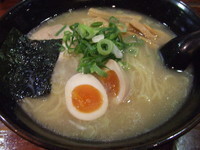「塩らーめん　中盛＋煮卵　６７０円＋２００円」@信楽茶屋 横浜鶴見本店の写真