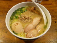 「白鶏らーめん（サービス味玉＋Ｍｙ箸サービス大盛）　７００円」@鶏の穴の写真