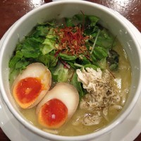 「半熟味玉　鶏白湯麺（プチごはん付）￥８５０」@鶏白湯麺 蔭山 高田馬場店の写真