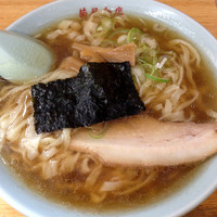 「Aセット（ラーメン・半ライス・お新香）600円」@手打ちラーメン 菊屋 北成島店の写真