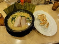 「ラーメン醤油大盛　500円（開店価格）餃子200円」@横浜家系 道玄家 蒲田東店の写真
