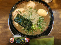 「Wスープラーメン（半熟味玉入）」@無鉄砲 大阪店の写真