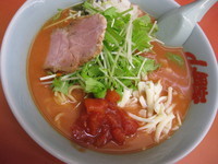 「【限定】チーズ増量やみつき！トンコツトマトラーメン￥９３０」@ラーメン山岡家 太田店の写真