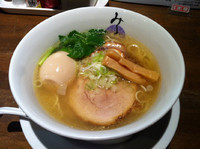 「塩らーめん  700円  クーポンで味玉」@麺処みどり 伊勢崎店の写真