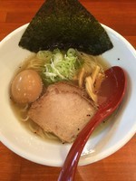 「塩らーめんオープン記念ワンコイン＋煮玉子」@麺華いただきの写真