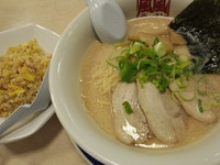 「半チャンセット(とんこつラーメン+半チャーハン)1000円」@風風ラーメン 東松山店の写真