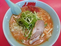 「【期間限定】やみつき！トンコツトマトラーメン ￥820」@山岡家 東松山店の写真