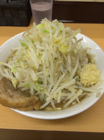 「ラーメン650円（中太麺）ニンニク野菜ちょい増し」@ラーメン ○菅の写真