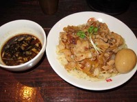 「肉盛りつけ麺並（麺少なめ）　800円＋無料の味玉」@魁 肉盛りつけ麺 六代目けいすけの写真