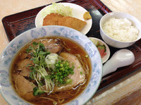 「チャーシュー麺 ハムカツ 半ライス 750円」@よか楼 本店の写真