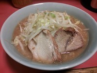「ラーメン700円（麺半分・ニンニク）」@ラーメン二郎 歌舞伎町店の写真