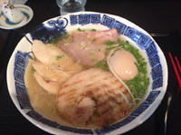 「味玉つくば茜鶏らぁめん850円、ローストチャーシュー100円」@龍のひげの写真