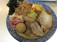 「特製油ソバ＋全部のせトッピング（１０００円）」@豚骨一燈の写真