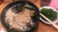 「黒マー油チとんこつラーメン（チャーシュー、ねぎ追加）」@博多風龍 池袋東口店の写真