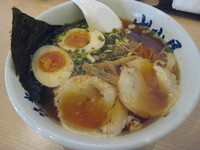 「山小屋醤油ラーメン　２３５バーツ」@九州筑豊らーめん 山小屋 SURAWONGS店の写真