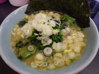 「ラーメン(700円)＋ヤクミ増し＋ほうれん草増し」@千家 上川井店の写真