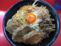 「まぜそば＋豚2枚+解し豚（ニンニクアブラ七味カリカリ）」@麺屋 桐龍の写真