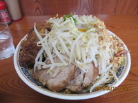 「小豚らーめん￥790　汁無し￥100　ニンニク野菜マシ」@ラーメン二郎 亀戸店の写真
