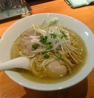 「しお 並盛(味付玉子)+グリーンティー」@麺屋 六感堂 Rock'anDoの写真