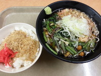 「お得なセットBそば(たぬきと山菜そば+そぼろご飯)500円」@たかべん 0番線ホーム店の写真