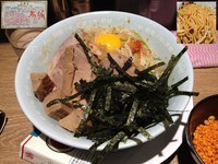 「汁なし豚野郎＋天かす辛玉」@野郎ラーメン 新橋駅前店の写真