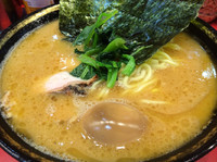 「中盛りラーメン」@家系総本山 ラーメン吉村家の写真