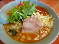 「【期間限定】やみつき！とんこつトマトラーメン・チーズ増量」@山岡家 前橋亀里店の写真