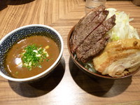 「カレーつけ麺中盛野菜まし+牛ステーキ」@ラーメン燈郎の写真