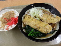 「一石二鳥Aそば(豚天ホウレン草+そぼろご飯)500円」@たかべん 0番線ホーム店の写真