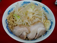 「ラーメン(大・ヤサイちょいマシ、ニンニク) ￥700」@モッコリ豚の写真
