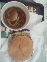 「大勝軒 元祖つけ麺バーガー(並盛)」@ロッテリア 渋谷道玄坂店の写真