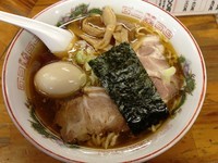 「えび油入り中華そばM＋味付玉子、600円＋100円」@すうぷ屋の写真