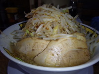 「ラーメン(並)(650円)(硬め)ニンニク野菜背油増し」@ラーメンどかいち 岡山田町店の写真