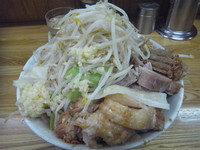 「小豚ラーメン　（ヤサイ、ニンニク）　７５０円」@ラーメン二郎 赤羽店の写真