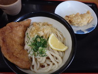 「冷やしぶっかけ(小)(250円)、鶏天(100円)油揚げ」@山下うどんの写真