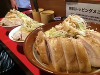 「お土産豚1kg+トッピング（辛いラーメン+魚粉等々）」@麺屋 鳳の写真