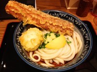 「ちく玉天ぶっかけ+焼酎一番札」@難波千日前 釜たけうどん 八重洲北口店の写真