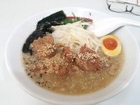 「黒天ブラック＋なんこつ」@鹿児島ラーメン 黒天 まるひろ物産展店の写真
