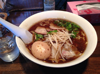 「らぁめん（大盛り）＋味玉500円＋100円＋100円」@屋台ブラックの写真