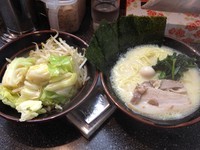 「濃厚とんこつ醤油ラーメン＋もやキャべ」@横浜家系ラーメン 鶴見家の写真