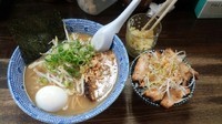 「しょうゆラーメン、チャーシューご飯」@らあめん 葫の写真