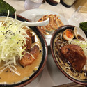 （左）札幌味噌ネギラーメン