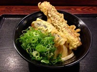 「かまたま・大 ＋ちくわ天＋なす天＋角ハイボール」@讃岐うどん大使 東京麺通団の写真