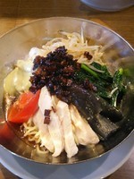 「柔らか鶏の焦がしネギ冷やし中華そば780円」@よってこや 恵比寿本店の写真