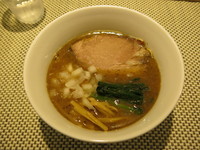 「焦がし煮干らぁめん：800円」@らぁめんや やしげるの写真