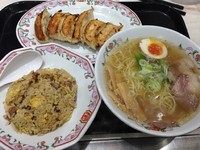 「牛骨塩ラーメンセット(+餃子1人前・ミニ焼めし)」@餃子の王将 門前仲町店の写真